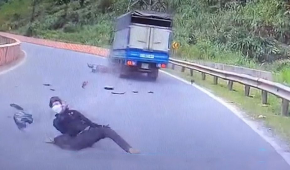 Video quay khoảnh khắc "phượt thủ" ôm cua tốc độ cao, tông trúng ô tô tải trên quốc lộ 6