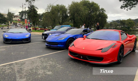 Video: Dàn siêu xe đổ bộ lên Đà Lạt với nhiều xe bắt "trend" bộ áo 2 tông màu