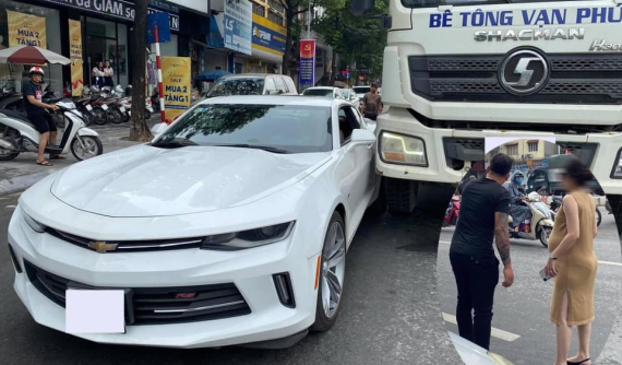 Hà Nội: Xe bồn trộn bê tông va chạm với xe thể thao Chevrolet Camaro do mẹ bầu lái