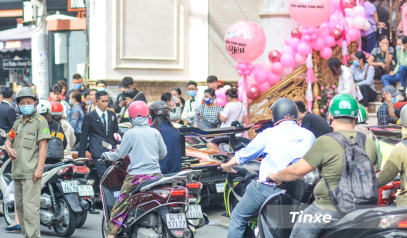 Video: McLaren Senna và dàn siêu xe "khủng" lần đầu tiên xuất hiện cùng nhau trên đường gây ùn tắc giao thông
