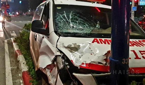 Bình Dương: Xe cấp cứu chở bệnh nhân va chạm với xe máy qua đường, 1 người bị thương nặng