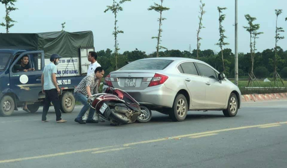 Video: Lùi trên cầu vượt qua đại lộ Thăng Long rồi gây tai nạn, tài xế ô tô hung hăng đánh người