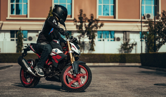 BMW ra mắt naked bike G310R 2021, công bố giá bán dòng G310 rẻ đến bất ngờ