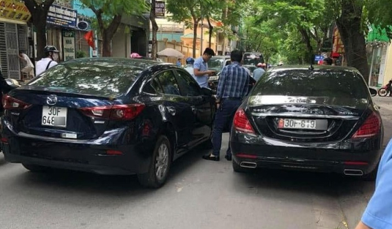 Hà Nội: Xe sang Mercedes-Benz S-Class bị ô tô Mazda3 tông gãy cửa vì tài xế mở cửa thiếu quan sát