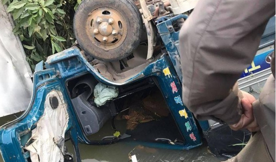 Video quay hiện trường vụ ô tô tải lật ngửa dưới kênh nước khiến tài xế tử vong tại Nghệ An