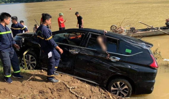 Thanh Hóa: Ô tô 7 chỗ Mitsubishi Xpander lao xuống sông Mã, 3 người đàn ông tử vong