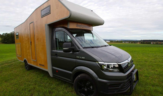 Chiếc xe van cắm trại sang trọng, ốp gỗ cả trong lẫn ngoài này có giá bán khoảng 5 tỷ đồng