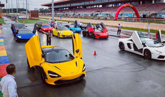 Xem video 1 mình McLaren 720S "cân" 2 chiếc Lamborghini Aventador tại đường đua Đại Nam