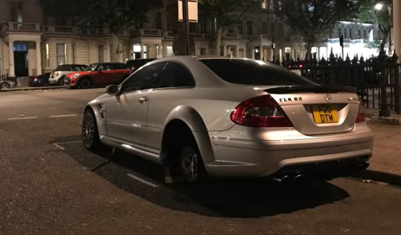 Đỗ ngoài đường, xe hiếm Mercedes CLK 63 AMG Black Series bị ăn trộm 2 bánh sau