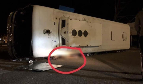 Quảng Ninh: Va chạm với xe tải, ô tô chở công nhân lật trúng xe máy, 1 người tử vong