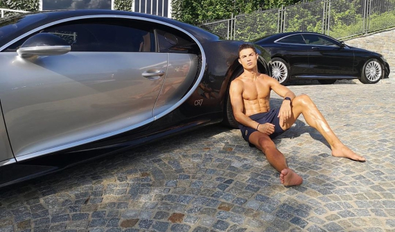 Dính Covid-19, nhiều khả năng Cristiano Ronaldo phải "đắp chiếu" dàn siêu xe hơn 150 tỷ đồng