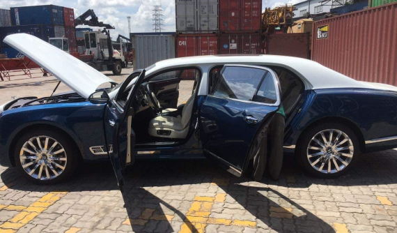 Video: Khui công hàng hiếm Bentley Mulsanne EWB về Việt Nam với màu sơn đặc biệt