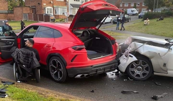 Video: Tông vào Lamborghini Urus như "tên bắn", lái xe Rolls-Royce Ghost nhanh chóng rời đi