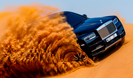 Mãn nhãn cảnh tượng Rolls-Royce Cullinan thể hiện khả năng đi địa hình trên sa mạc Ả rập