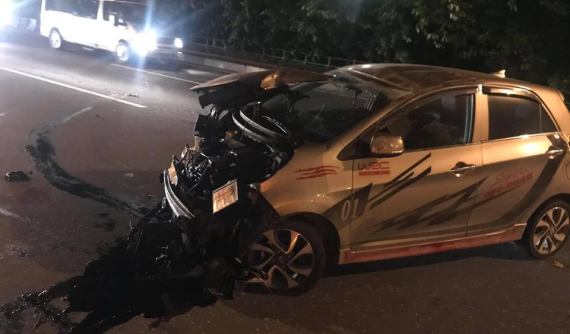 Video: Ô tô Kia Morning lao vào dải phân cách tại chân cầu Nhật Tân, vỡ nát đầu xe