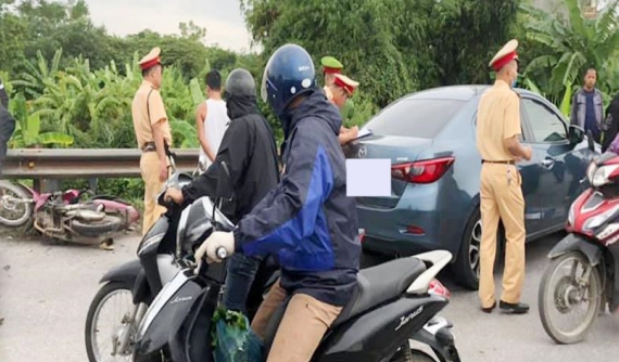 Mazda 2 mất lái, lao sang đường ngược chiều, tông nhiều xe máy trên QL32