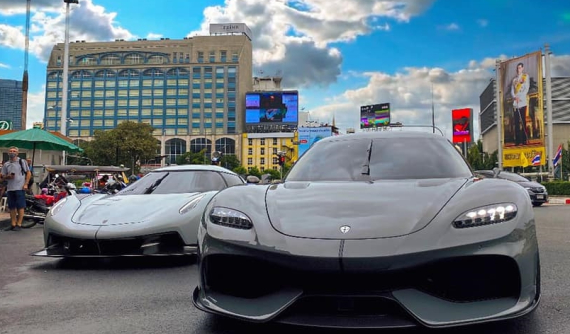 Cảnh sát hộ tống cặp đôi siêu phẩm Koenigsegg đáng "thèm khát" xuất hiện trên đường phố Thái Lan
