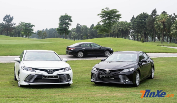 Chạy đua ưu đãi, đại lý giảm hẳn 75 triệu đồng cho Toyota Camry để "dằn mặt" Honda Accord