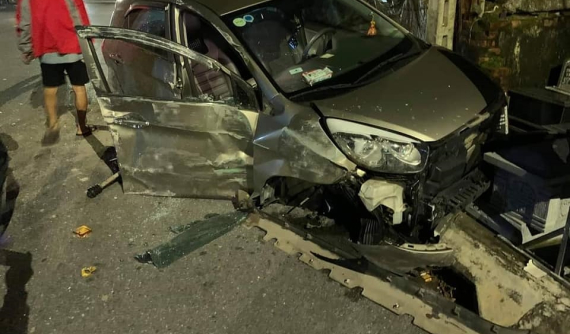 Nam Định: Kia Morning tông sập tường nhà dân lúc rạng sáng, nhiều người hoảng loạn