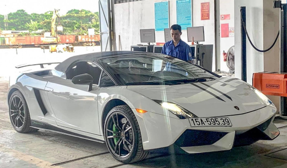 Doanh nhân Hải Phòng bán siêu xe hàng độc Lamborghini Gallardo LP570-4 Spyder Performante?