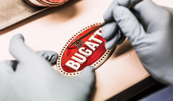Hóa ra mỗi huy hiệu Bugatti đều được làm thủ công đặc biệt như thế này