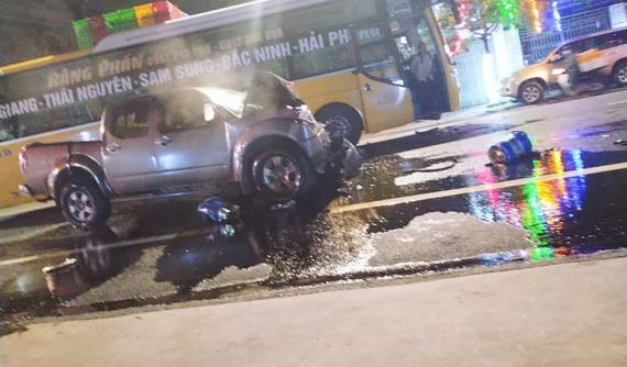 Video: Xe bán tải Nissan Navara chạy lấn làn đường, tông trực diện ô tô khách tại Hà Giang