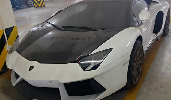 Lamborghini Aventador mui trần độ gần nửa tỷ đồng "làm bạn" với bụi dưới hầm đỗ xe ở Hà Nội
