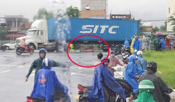 Đà Nẵng: Người đàn ông tử vong thương tâm bên cạnh xe container