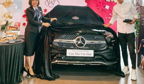 Tương tự như Quang Hải, Văn Hậu cũng chọn mua Mercedes-Benz GLC 300 giá gần 2,4 tỷ đồng
