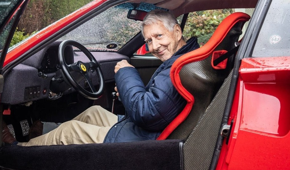 Khâm phục cụ ông 80 tuổi vẫn minh mẫn cầm lái siêu xe Ferrari F40