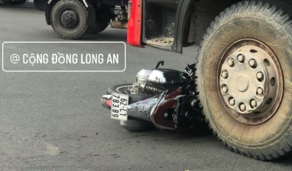 Video: Người phụ nữ đi xe máy tử vong thương tâm dưới bánh xe trộn bê tông tại Long An