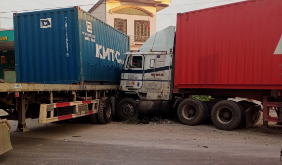 Video quay lại cảnh 2 xe container tông nhau lúc rạng sáng trên QL5 khiến giao thông ùn tắc nghiêm trọng