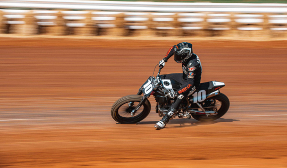 Royal Enfield dành chiến thắng đầu tiên trong giải đua Flat Track tại Mỹ với cỗ máy 650 Twin
