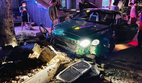 Hà Nội: Bentley Continental GT V8 hơn 13 tỷ đồng tông vào 2 bồn hoa trên vỉa hè, thiệt hại ước tính hơn 2 tỷ đồng
