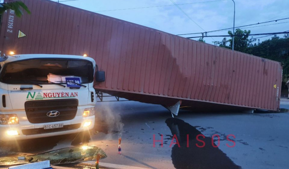Bình Dương: Thùng container lật, đè bẹp cabin, tài xế chết thảm