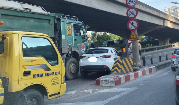 Hà Nội: Mazda 3 bị xe tải ép dính vào trụ bê tông của đèn giao thông, cư dân mạng tranh luận sôi nổi