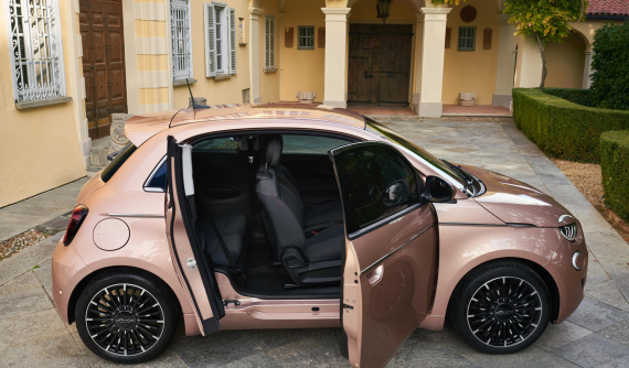 Fiat 500 3+1 - Chiếc xe điện nhỏ nhắn, có hệ thống cửa mở độc đáo, giá mềm phù hợp mọi gia đình