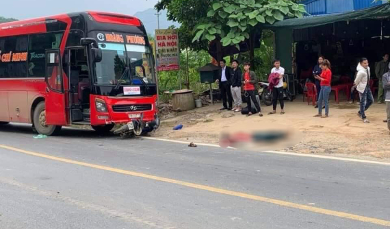 Video: Sang đường thiếu quan sát, người đàn ông va chạm với ô tô khách và tử vong tại Hòa Bình