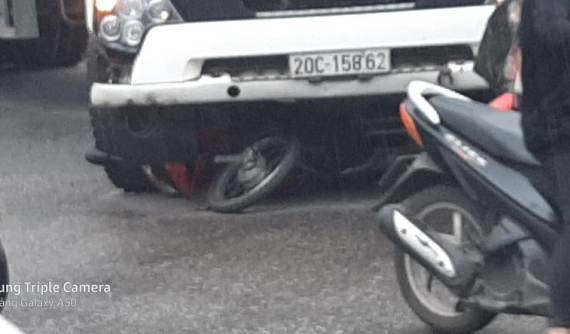 Video: Va chạm với xe đầu kéo tại ngã tư của Thái Nguyên, 2 ông cháu đi xe máy nhập viện