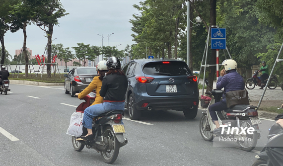 Có thể bị phạt tới 5 triệu đồng nếu rẽ phải sai làn từ Võ Chí Công vào Ngoại giao đoàn