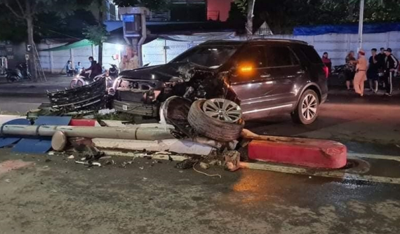 Hà Nội: Ford Explorer tông sập biển báo giao thông, gãy cả trục bánh trước, đầu xe nát bét