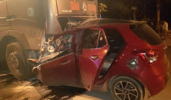 Bắc Kạn: Hyundai i10 lấn làn, đối đầu với xe rác khiến đầu xe nát bét, 2 người tử vong