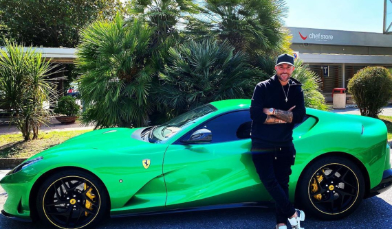 Dùng siêu xe Ferrari làm nền trong show diễn thời trang, nhà thiết kế bị kiện và phải đền 8,13 tỷ đồng