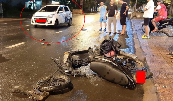 Đắk Lắk: Xe máy nát bét sau va chạm với taxi trên QL26, 1 người thương nặng