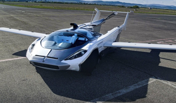 Xe bay "thứ thiệt" AirCar thực hiện thành công chuyến bay đầu tiên