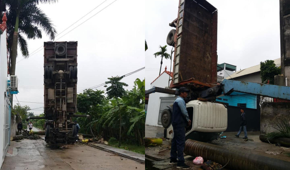 Hà Nội: Xe cẩu tự hành "trồng cây chuối" khi đang cẩu cây cau vua