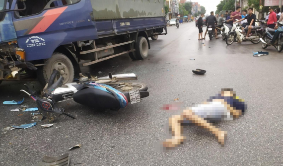 Hà Nội: Xe máy tông trực diện xe tải, 2 thanh niên thương vong
