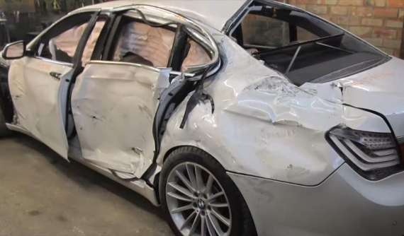 Theo dõi thợ máy người Nga phục hồi thân vỏ cho chiếc Porsche 911 Turbo S hỏng tan nát