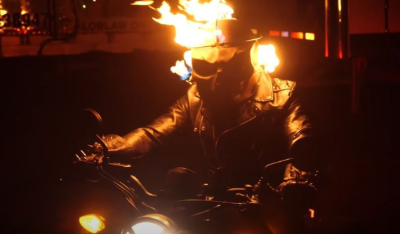 Khâm phục anh chàng tự chế mũ bảo hiểm bốc cháy như Ghost Rider nhân dịp Halloween