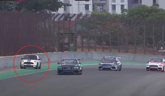 Video: Cô gái lái Mini Cooper đi nhầm vào đường đua, làm gián đoạn giải đua xe Mercedes-Benz